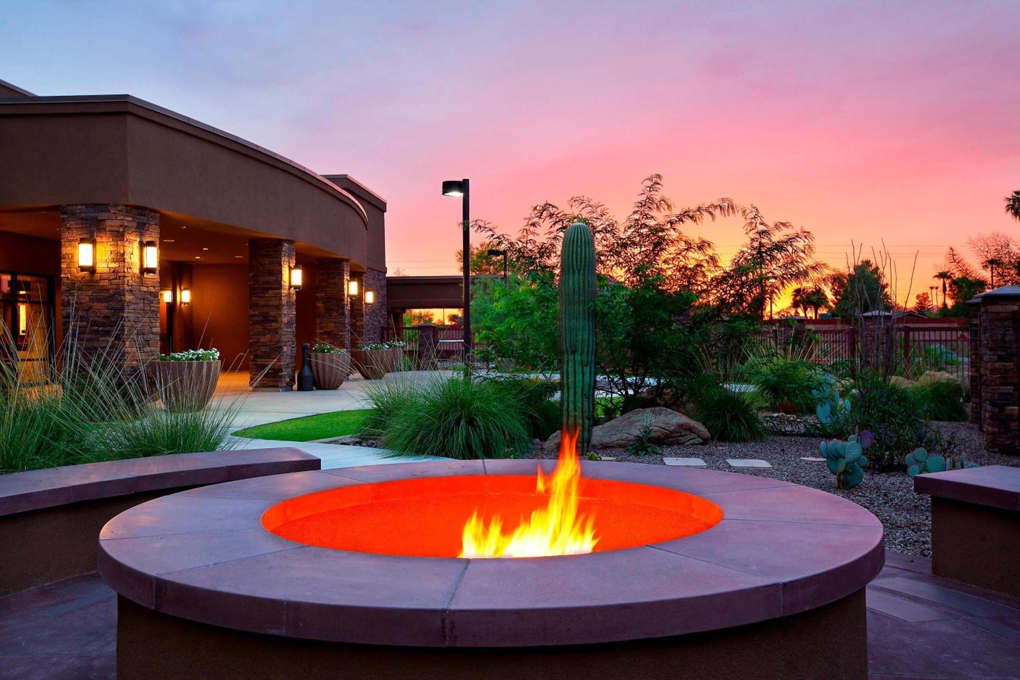 Courtyard By Marriott Scottsdale Salt River Hotel Exterior photo